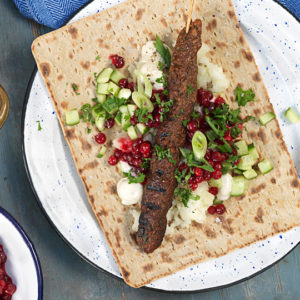 TUNNBRÖDSRULLE MED EN GRILLAD HACKAD GURKA